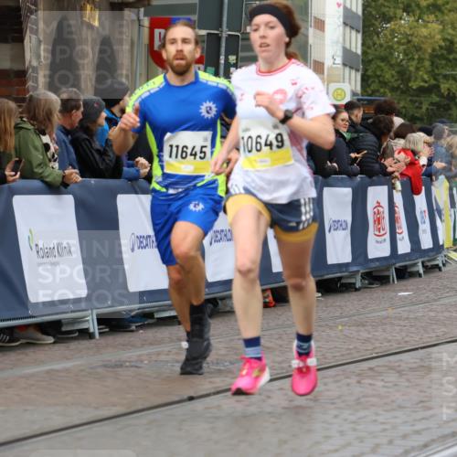 05.10.2025 - 20. swb-Marathon Bremen Strokosch-Dieckow http://msf.ph/oto/9223286 05.10.2025 10:44:11 Ziel 9919, 10044, 10348, 10649, 10816, 11645, 11648, 11659 meine-sportfotos.de