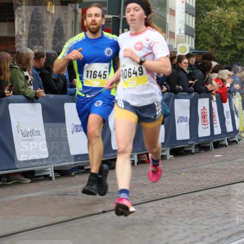 05.10.2025 - 20. swb-Marathon Bremen Strokosch-Dieckow http://msf.ph/oto/9223290 05.10.2025 10:44:11 Ziel 9919, 10044, 10348, 10649, 10816, 11645, 11648, 11659 meine-sportfotos.de