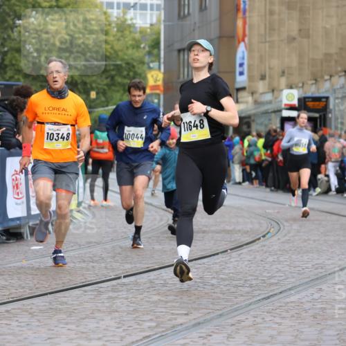 05.10.2025 - 20. swb-Marathon Bremen Strokosch-Dieckow http://msf.ph/oto/9223295 05.10.2025 10:44:12 Ziel 10044, 10348, 10649, 10816, 11645, 11648, 11659 meine-sportfotos.de