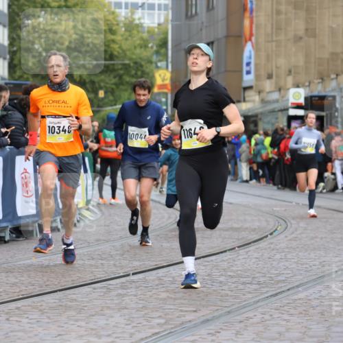 05.10.2025 - 20. swb-Marathon Bremen Strokosch-Dieckow http://msf.ph/oto/9223299 05.10.2025 10:44:12 Ziel 10044, 10348, 10649, 10816, 11645, 11648, 11659 meine-sportfotos.de
