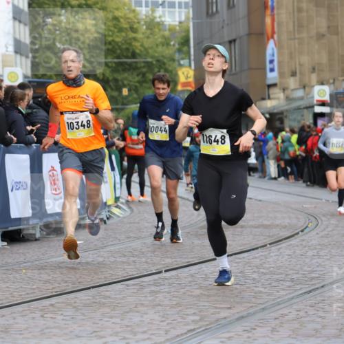 05.10.2025 - 20. swb-Marathon Bremen Strokosch-Dieckow http://msf.ph/oto/9223304 05.10.2025 10:44:12 Ziel 10044, 10348, 10649, 10816, 11645, 11648, 11659 meine-sportfotos.de