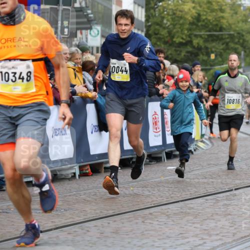 05.10.2025 - 20. swb-Marathon Bremen Strokosch-Dieckow http://msf.ph/oto/9223328 05.10.2025 10:44:14 Ziel 10044, 10348, 10816, 11645, 11648, 11659 meine-sportfotos.de