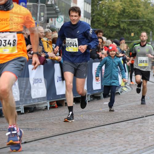 05.10.2025 - 20. swb-Marathon Bremen Strokosch-Dieckow http://msf.ph/oto/9223334 05.10.2025 10:44:14 Ziel 10044, 10348, 10816, 11645, 11648, 11659 meine-sportfotos.de