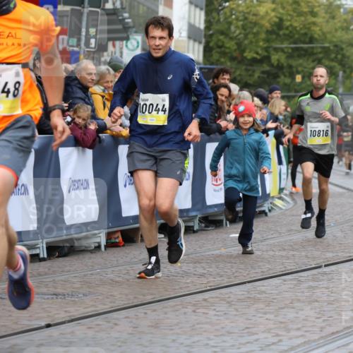 05.10.2025 - 20. swb-Marathon Bremen Strokosch-Dieckow http://msf.ph/oto/9223339 05.10.2025 10:44:14 Ziel 10044, 10348, 10816, 11645, 11648, 11659 meine-sportfotos.de