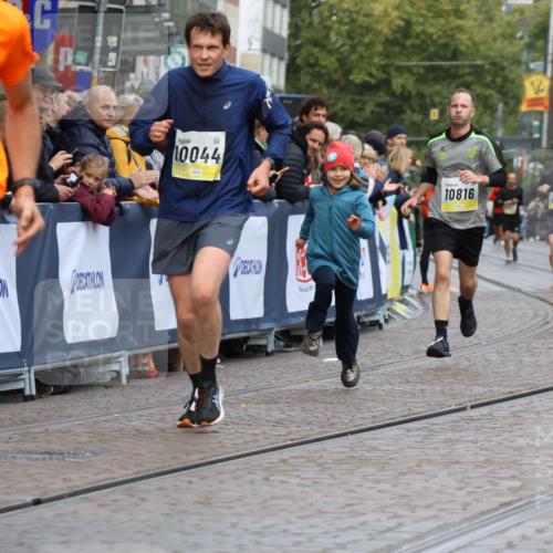05.10.2025 - 20. swb-Marathon Bremen Strokosch-Dieckow http://msf.ph/oto/9223344 05.10.2025 10:44:14 Ziel 10044, 10348, 10816, 11645, 11648, 11659 meine-sportfotos.de