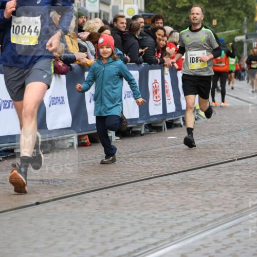 05.10.2025 - 20. swb-Marathon Bremen Strokosch-Dieckow http://msf.ph/oto/9223350 05.10.2025 10:44:15 Ziel 10044, 10348, 10816, 11648, 11659 meine-sportfotos.de