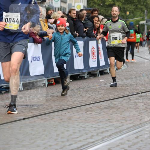 05.10.2025 - 20. swb-Marathon Bremen Strokosch-Dieckow http://msf.ph/oto/9223354 05.10.2025 10:44:15 Ziel 10044, 10348, 10816, 11648, 11659 meine-sportfotos.de