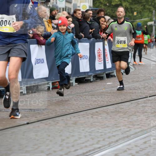 05.10.2025 - 20. swb-Marathon Bremen Strokosch-Dieckow http://msf.ph/oto/9223360 05.10.2025 10:44:15 Ziel 10044, 10348, 10816, 11648, 11659 meine-sportfotos.de