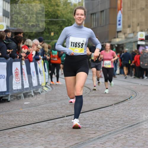 05.10.2025 - 20. swb-Marathon Bremen Strokosch-Dieckow http://msf.ph/oto/9223380 05.10.2025 10:44:18 Ziel 9361, 10044, 10666, 10816, 11659 meine-sportfotos.de