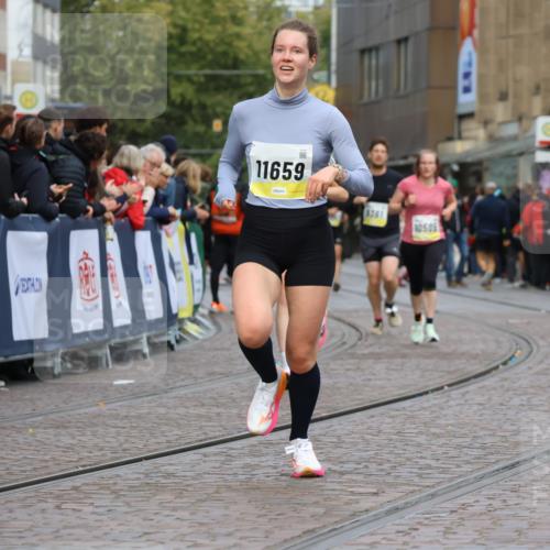 05.10.2025 - 20. swb-Marathon Bremen Strokosch-Dieckow http://msf.ph/oto/9223395 05.10.2025 10:44:19 Ziel 9361, 10505, 10666, 10816, 11659 meine-sportfotos.de