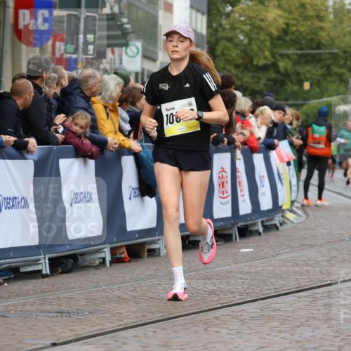 05.10.2025 - 20. swb-Marathon Bremen Strokosch-Dieckow http://msf.ph/oto/9223411 05.10.2025 10:44:21 Ziel 9361, 10505, 10666, 11659 meine-sportfotos.de