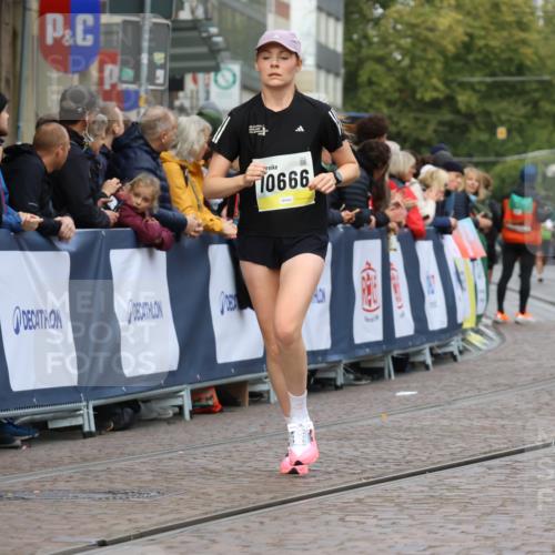 05.10.2025 - 20. swb-Marathon Bremen Strokosch-Dieckow http://msf.ph/oto/9223425 05.10.2025 10:44:21 Ziel 9361, 10505, 10666, 11659 meine-sportfotos.de