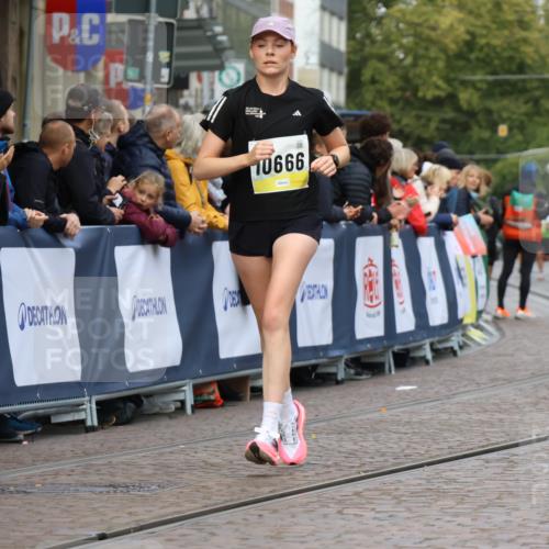 05.10.2025 - 20. swb-Marathon Bremen Strokosch-Dieckow http://msf.ph/oto/9223430 05.10.2025 10:44:22 Ziel 9361, 10505, 10666, 11659 meine-sportfotos.de