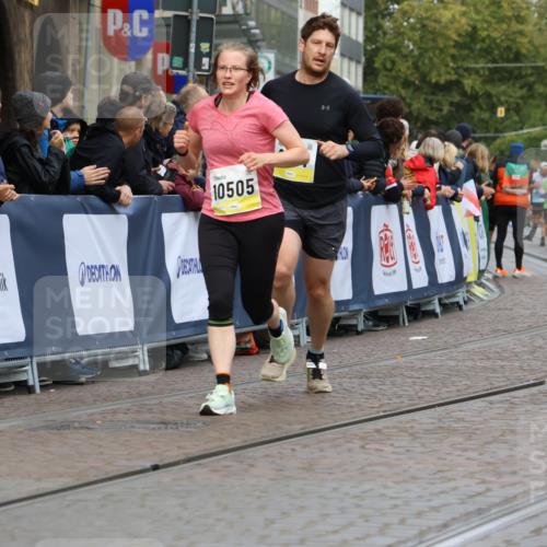 05.10.2025 - 20. swb-Marathon Bremen Strokosch-Dieckow http://msf.ph/oto/9223446 05.10.2025 10:44:25 Ziel 9361, 10505, 10666 meine-sportfotos.de