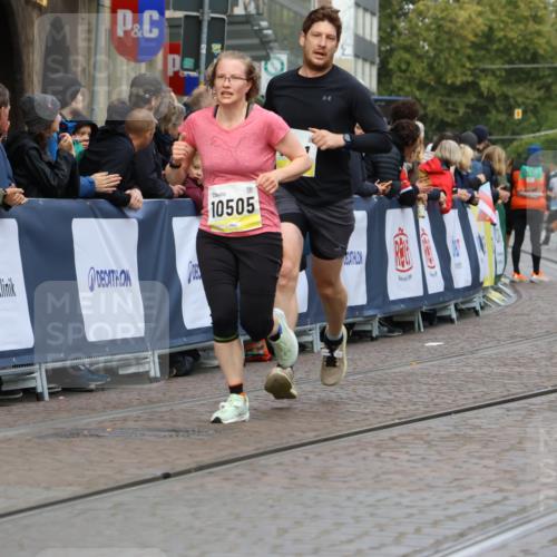 05.10.2025 - 20. swb-Marathon Bremen Strokosch-Dieckow http://msf.ph/oto/9223454 05.10.2025 10:44:25 Ziel 9361, 10505, 10666 meine-sportfotos.de