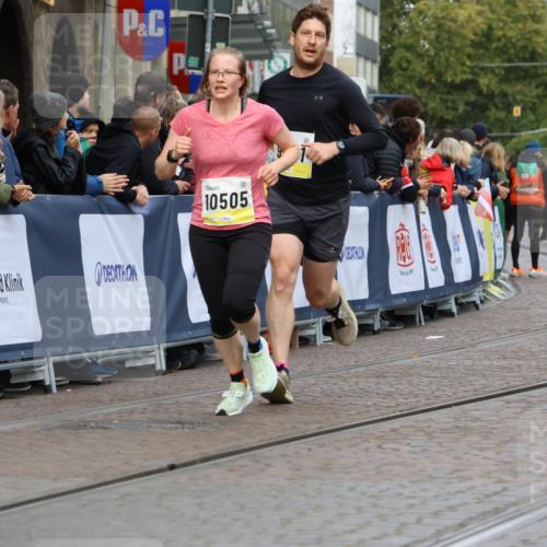 05.10.2025 - 20. swb-Marathon Bremen Strokosch-Dieckow http://msf.ph/oto/9223460 05.10.2025 10:44:25 Ziel 9361, 10505, 10666 meine-sportfotos.de