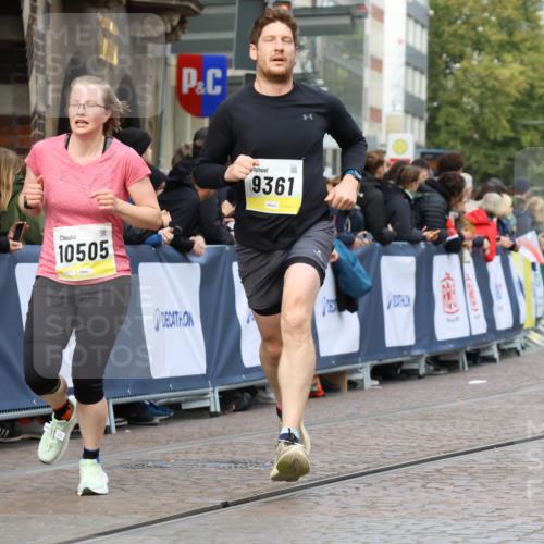 05.10.2025 - 20. swb-Marathon Bremen Strokosch-Dieckow http://msf.ph/oto/9223468 05.10.2025 10:44:26 Ziel 9361, 10505, 10666 meine-sportfotos.de