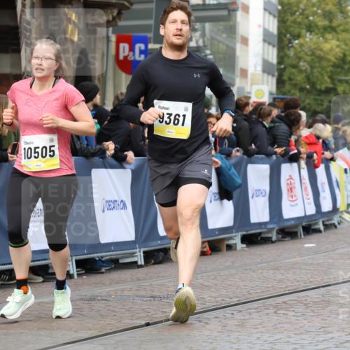 05.10.2025 - 20. swb-Marathon Bremen Strokosch-Dieckow http://msf.ph/oto/9223474 05.10.2025 10:44:26 Ziel 9361, 10505, 10666 meine-sportfotos.de