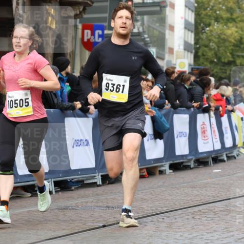05.10.2025 - 20. swb-Marathon Bremen Strokosch-Dieckow http://msf.ph/oto/9223479 05.10.2025 10:44:26 Ziel 9361, 10505, 10666 meine-sportfotos.de