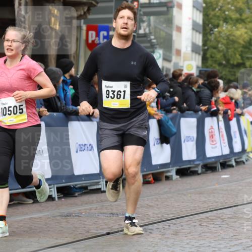 05.10.2025 - 20. swb-Marathon Bremen Strokosch-Dieckow http://msf.ph/oto/9223486 05.10.2025 10:44:26 Ziel 9361, 10505, 10666 meine-sportfotos.de