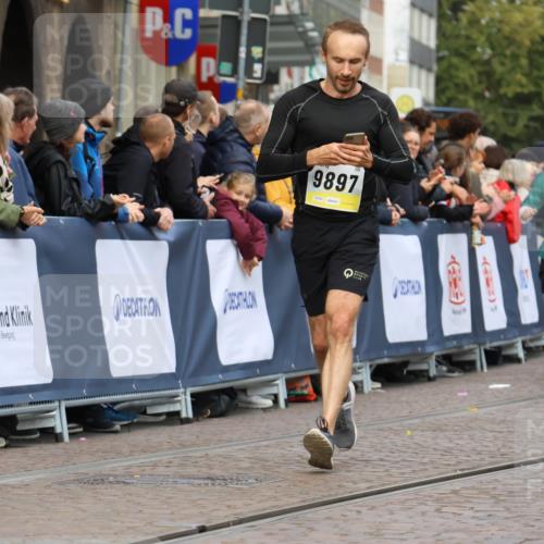 05.10.2025 - 20. swb-Marathon Bremen Strokosch-Dieckow http://msf.ph/oto/9223493 05.10.2025 10:44:33 Ziel 9897, 10554, 11666 meine-sportfotos.de
