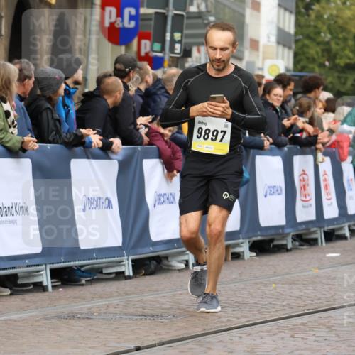 05.10.2025 - 20. swb-Marathon Bremen Strokosch-Dieckow http://msf.ph/oto/9223506 05.10.2025 10:44:34 Ziel 9897, 10554, 11666, 11714 meine-sportfotos.de