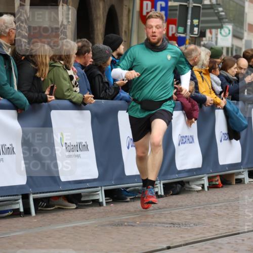 05.10.2025 - 20. swb-Marathon Bremen Strokosch-Dieckow http://msf.ph/oto/9223515 05.10.2025 10:44:37 Ziel 9897, 10092, 10306, 10554, 11666, 11714 meine-sportfotos.de