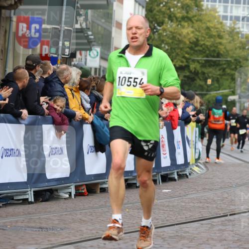 05.10.2025 - 20. swb-Marathon Bremen Strokosch-Dieckow http://msf.ph/oto/9223523 05.10.2025 10:44:38 Ziel 9897, 10092, 10306, 10554, 11666, 11714 meine-sportfotos.de