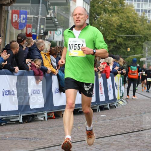 05.10.2025 - 20. swb-Marathon Bremen Strokosch-Dieckow http://msf.ph/oto/9223526 05.10.2025 10:44:38 Ziel 9897, 10092, 10306, 10554, 11666, 11714 meine-sportfotos.de