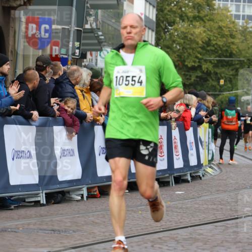 05.10.2025 - 20. swb-Marathon Bremen Strokosch-Dieckow http://msf.ph/oto/9223533 05.10.2025 10:44:38 Ziel 9897, 10092, 10306, 10554, 11666, 11714 meine-sportfotos.de