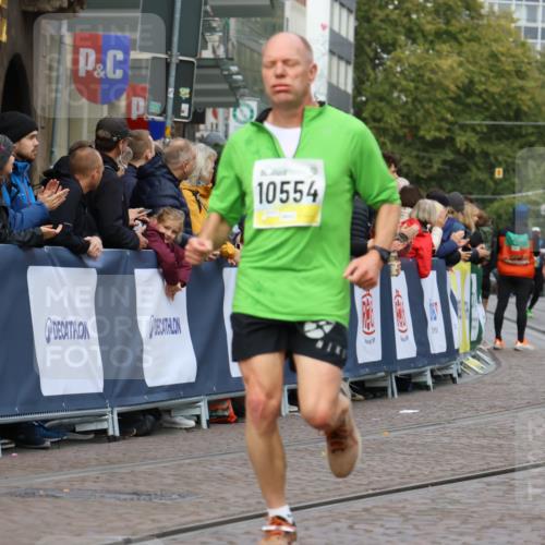 05.10.2025 - 20. swb-Marathon Bremen Strokosch-Dieckow http://msf.ph/oto/9223541 05.10.2025 10:44:39 Ziel 9878, 9897, 10092, 10306, 10554, 11666, 11714 meine-sportfotos.de