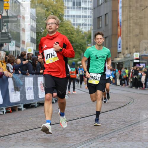 05.10.2025 - 20. swb-Marathon Bremen Strokosch-Dieckow http://msf.ph/oto/9223546 05.10.2025 10:44:41 Ziel 9878, 10092, 10306, 10554, 11666, 11714 meine-sportfotos.de