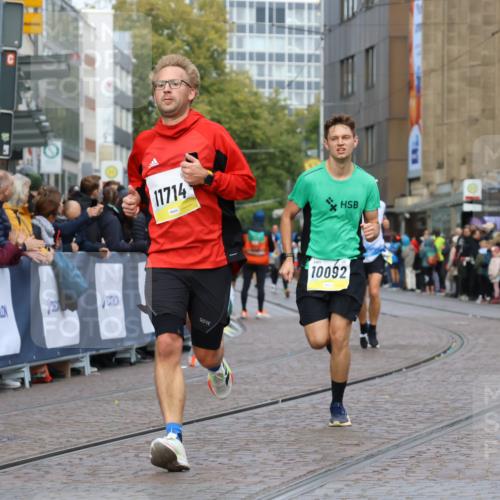 05.10.2025 - 20. swb-Marathon Bremen Strokosch-Dieckow http://msf.ph/oto/9223555 05.10.2025 10:44:41 Ziel 9878, 10092, 10306, 10554, 11666, 11714 meine-sportfotos.de