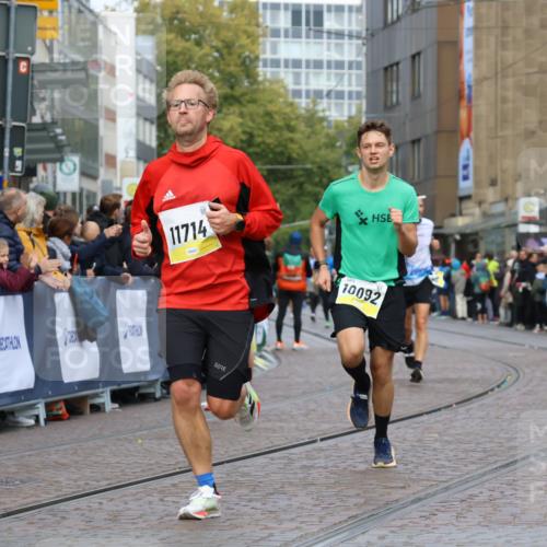 05.10.2025 - 20. swb-Marathon Bremen Strokosch-Dieckow http://msf.ph/oto/9223562 05.10.2025 10:44:41 Ziel 9878, 10092, 10306, 10554, 11666, 11714 meine-sportfotos.de