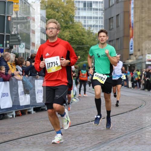 05.10.2025 - 20. swb-Marathon Bremen Strokosch-Dieckow http://msf.ph/oto/9223571 05.10.2025 10:44:41 Ziel 9878, 10092, 10306, 10554, 11666, 11714 meine-sportfotos.de