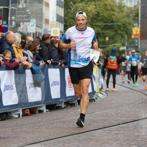05.10.2025 - 20. swb-Marathon Bremen Strokosch-Dieckow http://msf.ph/oto/9223579 05.10.2025 10:44:45 Ziel 9878, 10092, 10306, 11714 meine-sportfotos.de