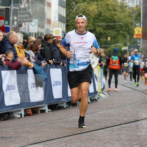 05.10.2025 - 20. swb-Marathon Bremen Strokosch-Dieckow http://msf.ph/oto/9223587 05.10.2025 10:44:45 Ziel 9878, 10092, 10306, 11714 meine-sportfotos.de
