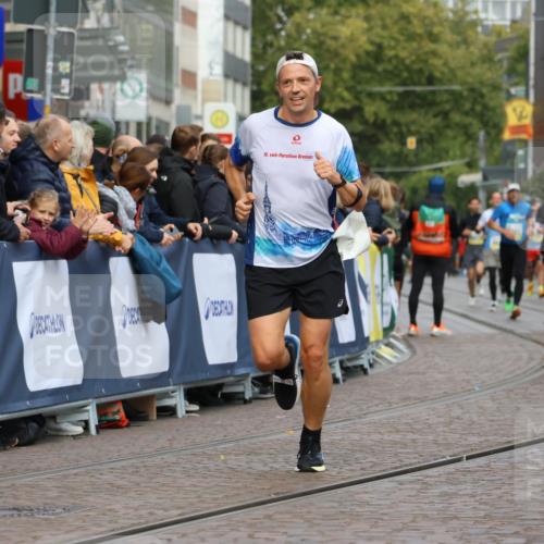 05.10.2025 - 20. swb-Marathon Bremen Strokosch-Dieckow http://msf.ph/oto/9223592 05.10.2025 10:44:45 Ziel 9878, 10092, 10306, 11714 meine-sportfotos.de