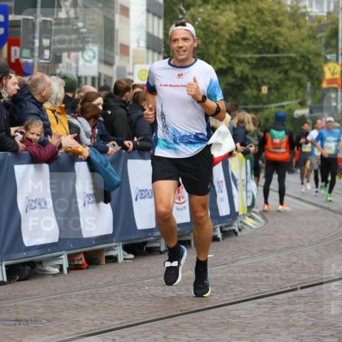 05.10.2025 - 20. swb-Marathon Bremen Strokosch-Dieckow http://msf.ph/oto/9223599 05.10.2025 10:44:45 Ziel 9878, 10092, 10306, 11714 meine-sportfotos.de