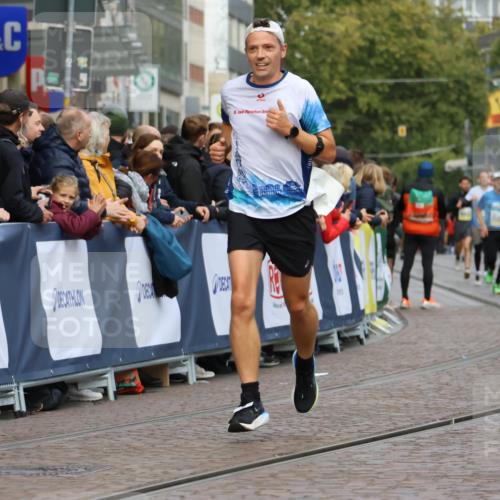 05.10.2025 - 20. swb-Marathon Bremen Strokosch-Dieckow http://msf.ph/oto/9223605 05.10.2025 10:44:45 Ziel 9878, 10092, 10306, 11714 meine-sportfotos.de
