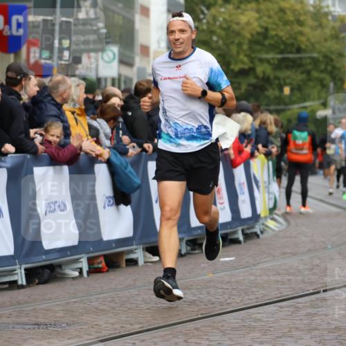 05.10.2025 - 20. swb-Marathon Bremen Strokosch-Dieckow http://msf.ph/oto/9223610 05.10.2025 10:44:45 Ziel 9878, 10092, 10306, 11714 meine-sportfotos.de
