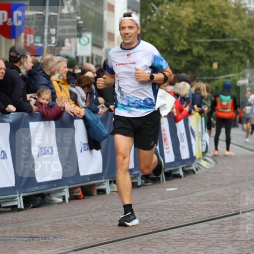 05.10.2025 - 20. swb-Marathon Bremen Strokosch-Dieckow http://msf.ph/oto/9223617 05.10.2025 10:44:45 Ziel 9878, 10092, 10306, 11714 meine-sportfotos.de