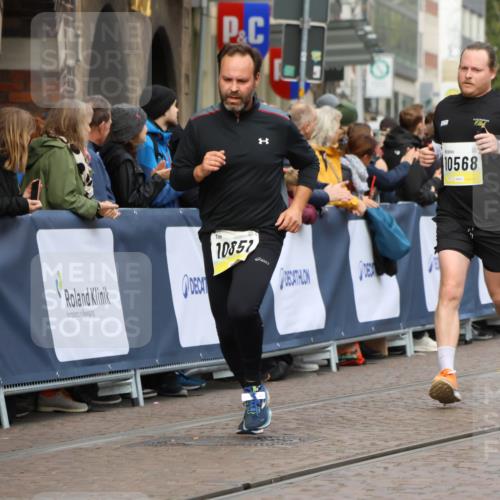 05.10.2025 - 20. swb-Marathon Bremen Strokosch-Dieckow http://msf.ph/oto/9223625 05.10.2025 10:44:56 Ziel 9202, 9590, 9678, 10568, 10633, 10851, 11362 meine-sportfotos.de