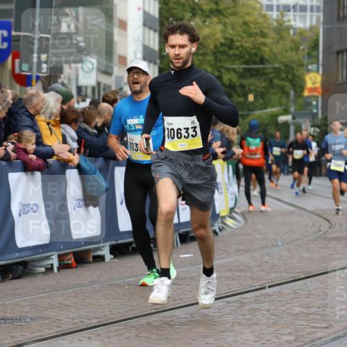 05.10.2025 - 20. swb-Marathon Bremen Strokosch-Dieckow http://msf.ph/oto/9223686 05.10.2025 10:44:58 Ziel 9202, 9590, 9678, 10568, 10633, 10851, 11362, 11715 meine-sportfotos.de