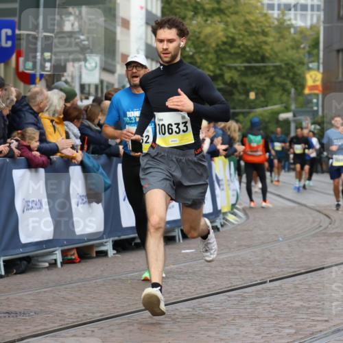 05.10.2025 - 20. swb-Marathon Bremen Strokosch-Dieckow http://msf.ph/oto/9223694 05.10.2025 10:44:59 Ziel 9202, 9590, 9678, 10568, 10633, 10851, 11362, 11715 meine-sportfotos.de