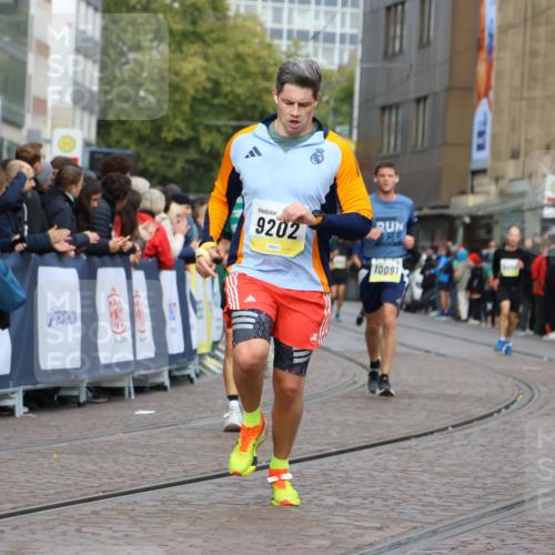 05.10.2025 - 20. swb-Marathon Bremen Strokosch-Dieckow http://msf.ph/oto/9223714 05.10.2025 10:45:03 Ziel 9202, 9678, 10091, 11362, 11715 meine-sportfotos.de