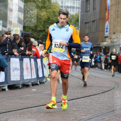 05.10.2025 - 20. swb-Marathon Bremen Strokosch-Dieckow http://msf.ph/oto/9223721 05.10.2025 10:45:03 Ziel 9202, 9678, 10091, 11362, 11715 meine-sportfotos.de