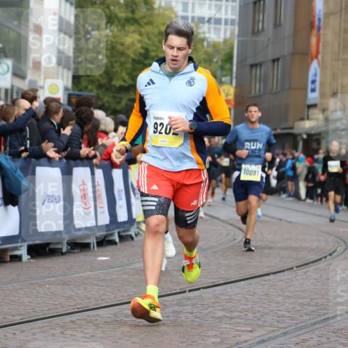 05.10.2025 - 20. swb-Marathon Bremen Strokosch-Dieckow http://msf.ph/oto/9223727 05.10.2025 10:45:03 Ziel 9202, 9678, 10091, 11362, 11715 meine-sportfotos.de