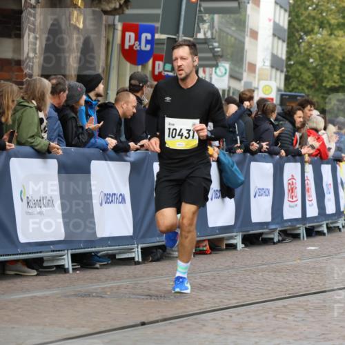 05.10.2025 - 20. swb-Marathon Bremen Strokosch-Dieckow http://msf.ph/oto/9223772 05.10.2025 10:45:13 Ziel 9290, 9963, 10431, 10634, 10822, 10898, 11488 meine-sportfotos.de