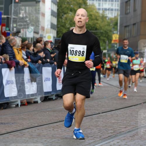 05.10.2025 - 20. swb-Marathon Bremen Strokosch-Dieckow http://msf.ph/oto/9223775 05.10.2025 10:45:16 Ziel 9290, 9396, 9885, 9963, 10431, 10634, 10822, 10898, 11346, 11488 meine-sportfotos.de